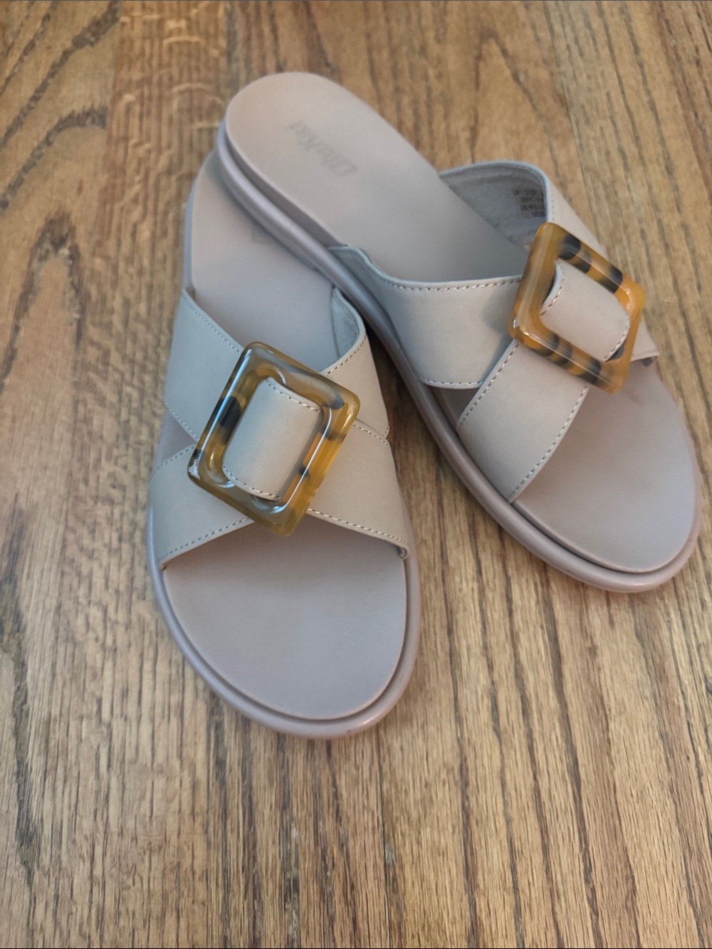 OluKai La’i Taupe Criss Cross Tortiose Shell Buckle Comfort Slide Sandals Size 8